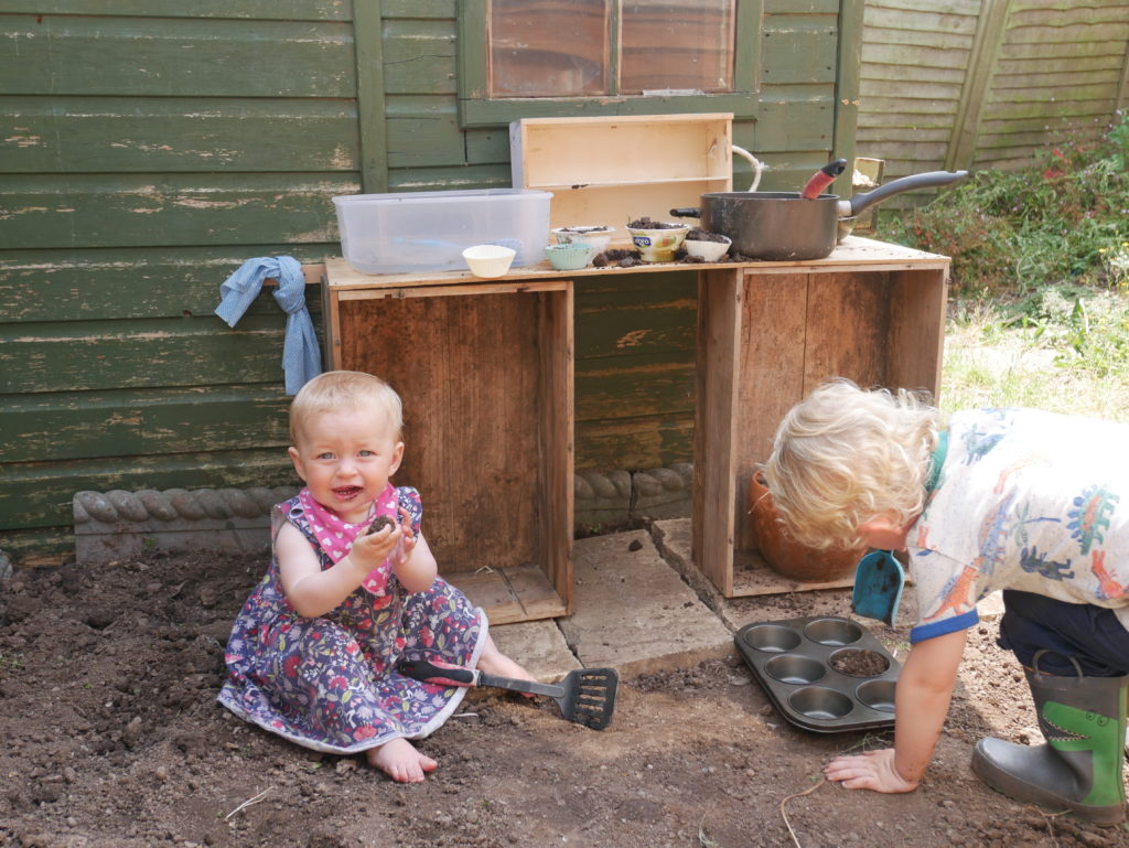 kids in mud kitchen