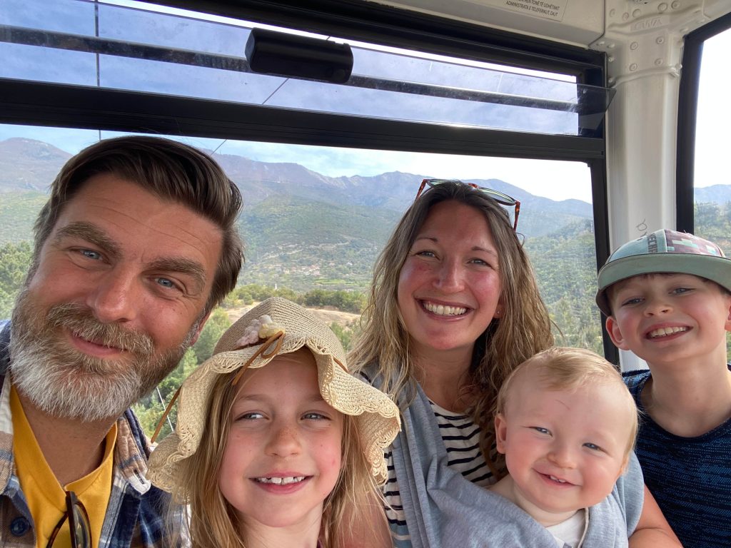 family-kids-cablecar-tirana-albania